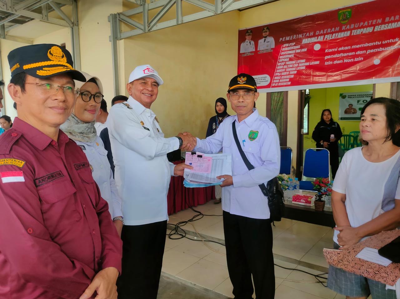 bupati-barito-timur-serahkan-bukti-pelunasan-pbb-p2-kepada-desa-sumberejo