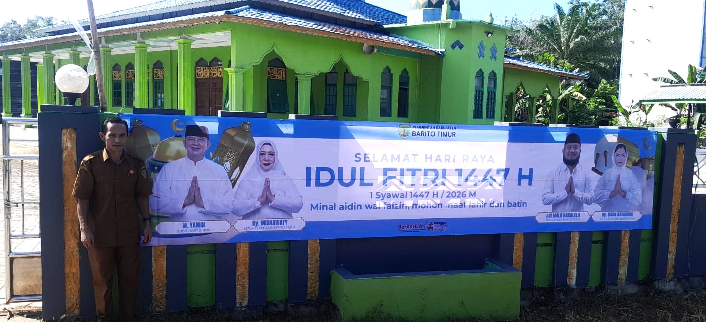 jelang-hari-raya-pegawai-kecamatan-pematang-karau-pasang-spanduk-di-tempat-ibadah