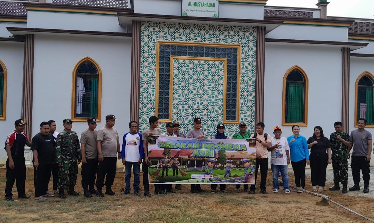 camat-pematang-karau-beserta-jajaran-hadiri-gotong-royong-gerakan-indonesia-asri-di-lingkungan-masjid-lampeong