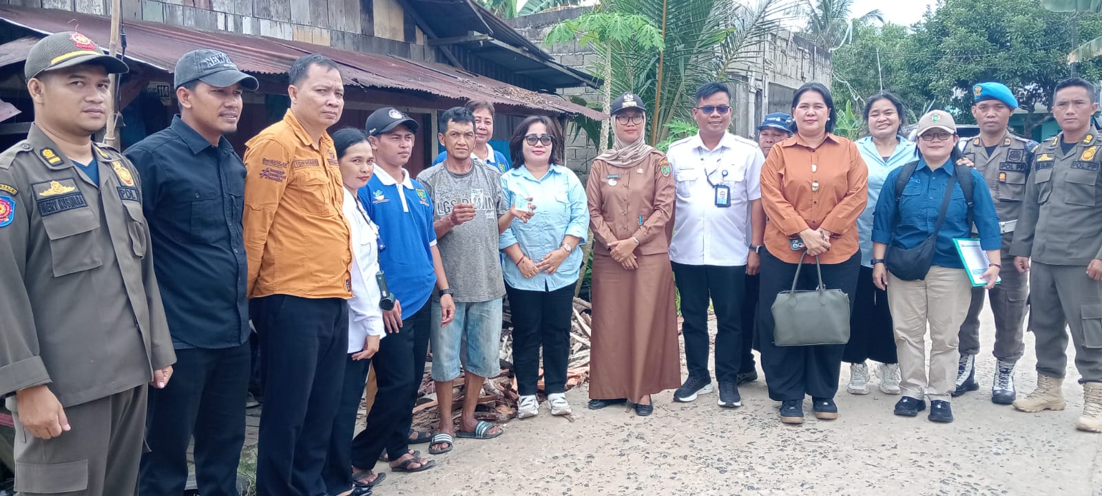 camat-pematang-karau-hadiri-penyaluran-kartu-huma-betang-secara-simbolis-di-desa-tuyau
