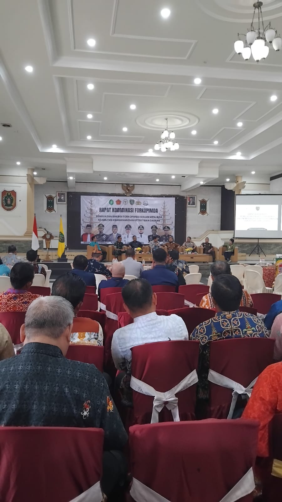 camat-pematang-karau-hadiri-rapat-koordinasi-forkopimda-dalam-rangka-penguatan-sinergi-menjaga-stabilitas-keamanan-dan-ketertiban-daerah