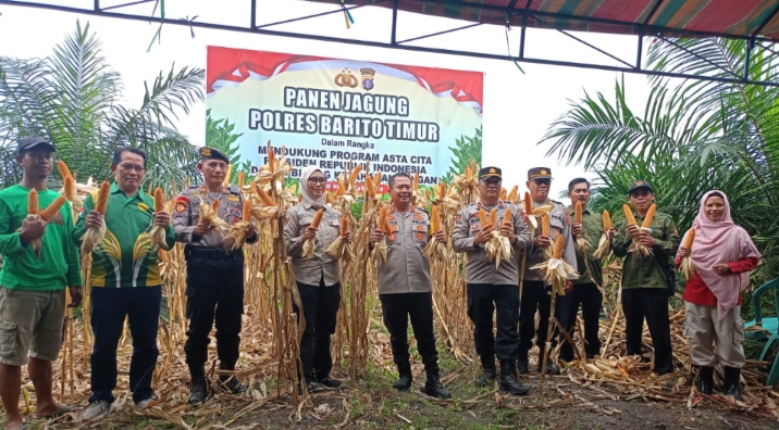 dukung-asta-cita-presiden-camat-pematang-karau-pimpin-panen-jagung-5-ton-di-pematang-karau