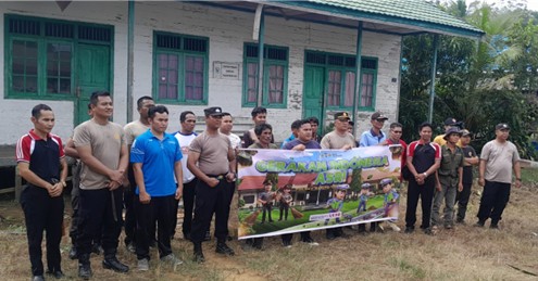 pegawai-kecamatan-pematang-karau-bersinergi-dengan-pemdes-bambulung-dan-polsek-pematang-karau-dalam-gotong-royong-gerakan-indonesia-asri-di-lingkungan-posyandu-bambulung